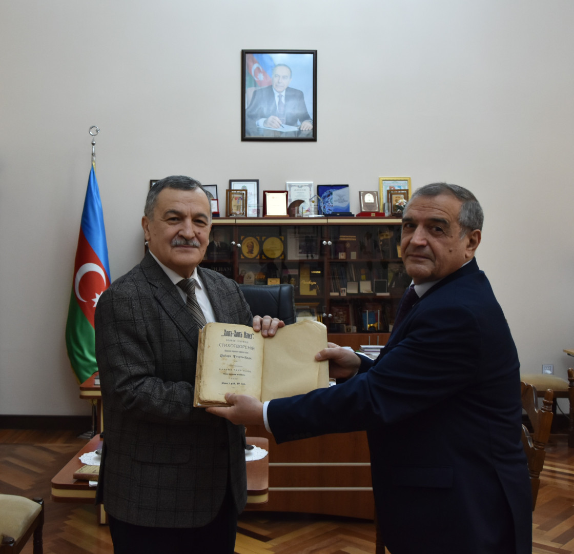 Millət vəkili, bibliofil Aydın Mirzəzadə Milli Kitabxanaya qiymətli kitablar hədiyyə edib
