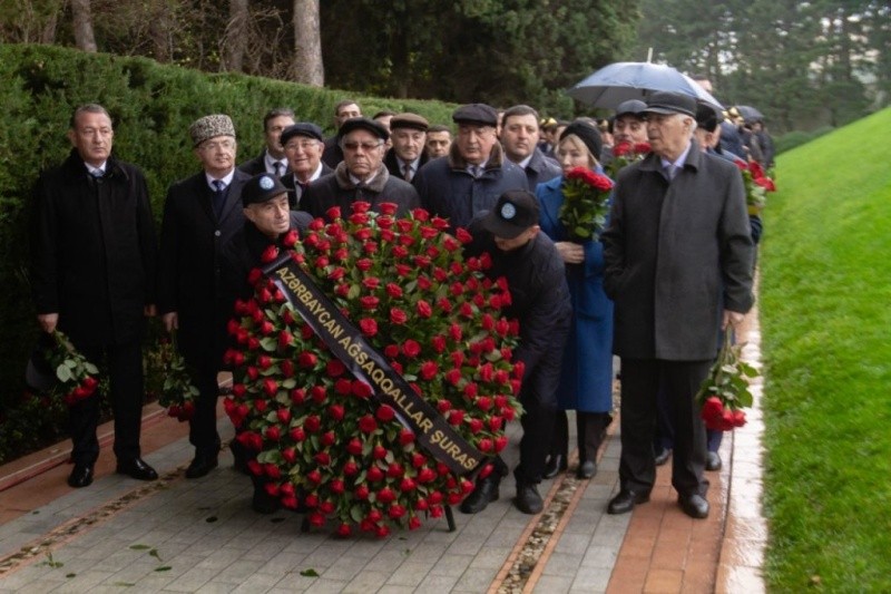 Ağsaqqallar Şurasının rəhbərliyi və millət vəkilləri Ümummilli Lider Heydər Əliyevin məzarını ziyarət ediblər