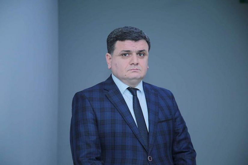 Elməddin Muradlı: “Bəziləri oturacaqlara ayaqlarını qoyurlar, təpiklə, yumruqla vururlar, siqaret közü ilə divarlara, şüşələrə ziyan vururlar”
