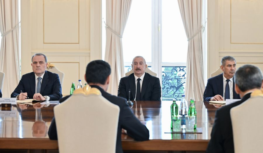 Prezident İlham Əliyevin Türkmənistan Prezidenti ilə geniş tərkibdə görüşü olub