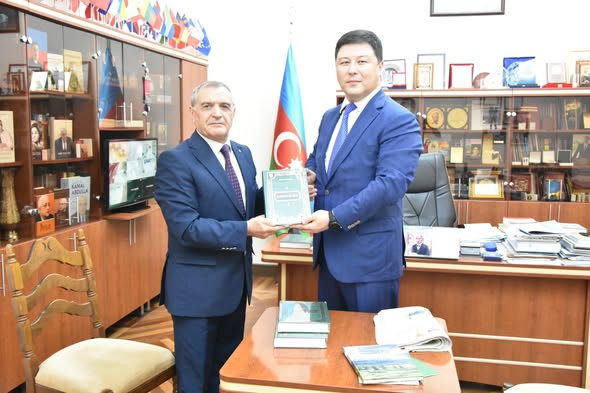 Qazaxıstan Respublikasının Sənaye və Tikinti nazirinin müavini Azərbaycan Milli Kitabxanasının qonağı olub
