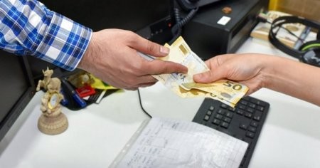 Direktor "yuxarılar"a pul çatdırmaq üçün rüşvət yığır