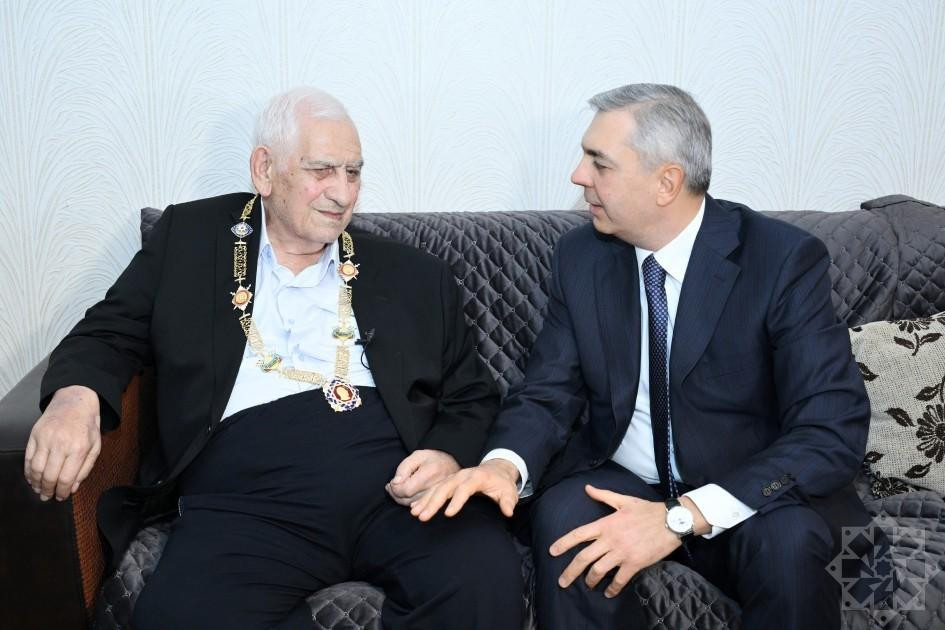 Samir Nuriyev Nəriman Həsənzadəyə “Heydər Əliyev” ordenini təqdim edib -