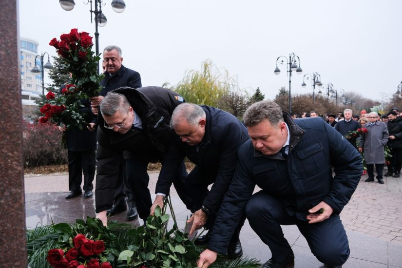 Müasir Azərbaycanın qurucusu, Ümummilli Lider Heydər Əliyevin xatirəsi Həştərxan şəhərində yad edilmişdir