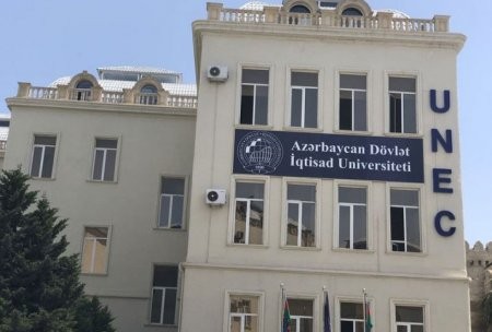 İqtisad Universitetinin tələbələri kütləvi narazılıq edir