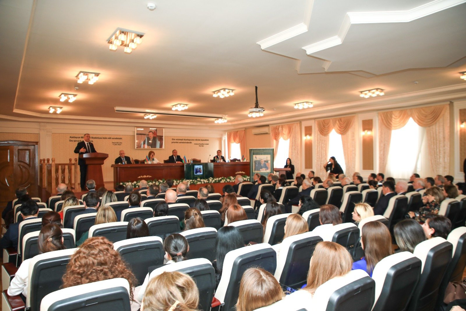 AMEA-nın Gəncə bölməsində professor İbrahim Cəfərovun 70 illik yubileyi keçirilib