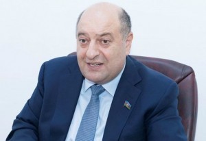 Deputat xaricilərin yanında utanır – Pis qoxuya görə…