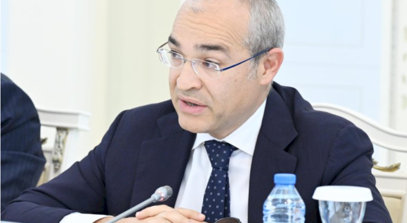 "Mikayıl müəllimdən soruşuram: neçə yaşınız var? 50+?"