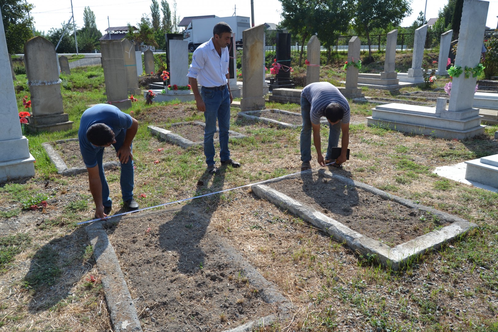 Füzuli Rayon İcra başçısı Alı Alıyev naməlum 14 şəhidin məzarının üstünün götürülməsi barədə tapşırıq verdi