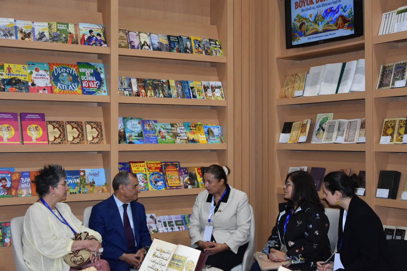 Kolumbiya Respublikasının Azərbaycandakı fövqəladə və səlahiyyətli səfiri Milli Kitabxananın direktoru, professor Kərim Tahirovla görüşüb