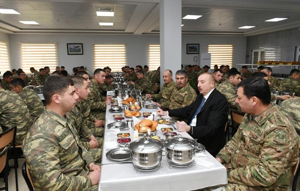 Prezident İlham Əliyev əsgərlərlə birgə nahar etdi