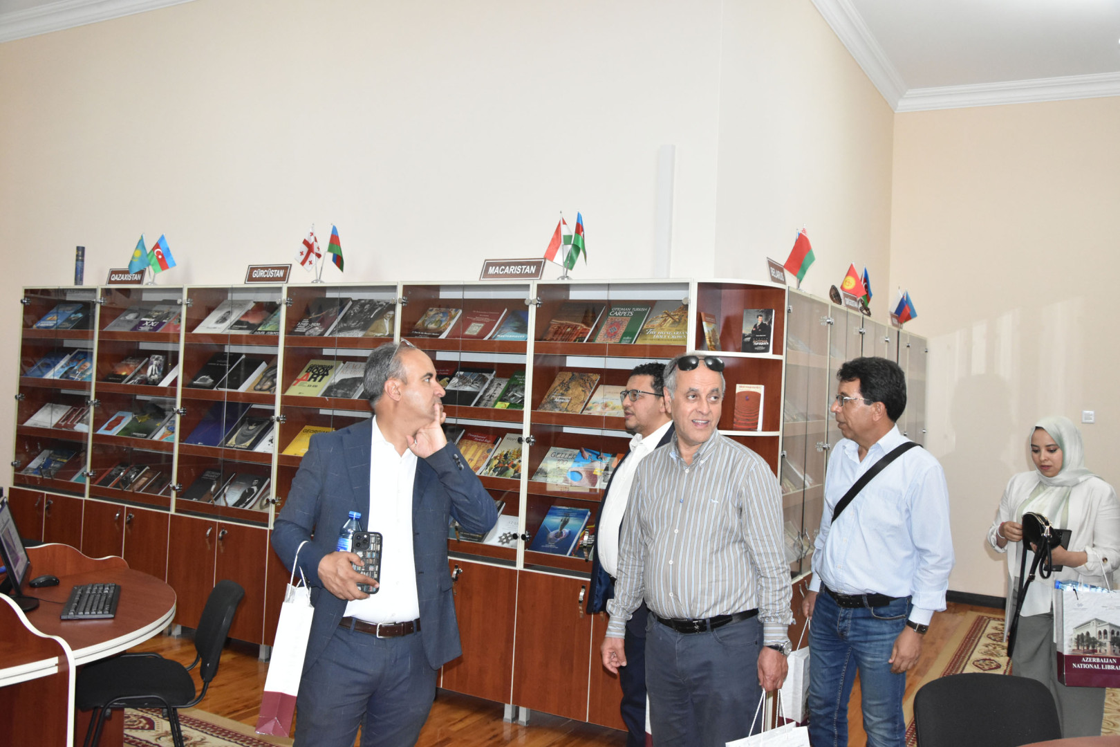 Diasporla İş üzrə Dövlət Komitəsinin dəstəyi ilə Azərbaycana səfər edən Mərakeşli jurnalistlər Milli Kitabxananın qonağı olub