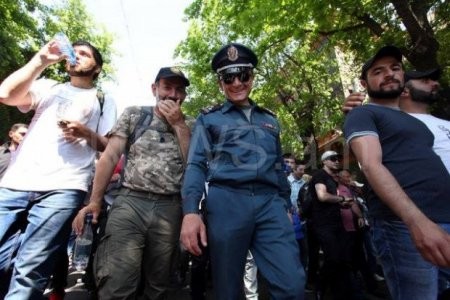 Paşinyan onu döyməyən polisi rəis təyin etdi