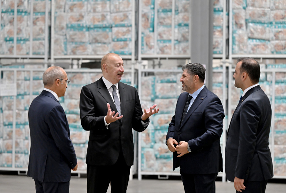 İlham Əliyev Qaradağda kağız və gigiyenik məhsulların istehsalı müəssisəsinin açılışında iştirak etdi