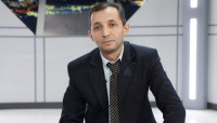 Həsənovun mükafatlandırdığı jurnalist SSRİ bayrağı ilə...