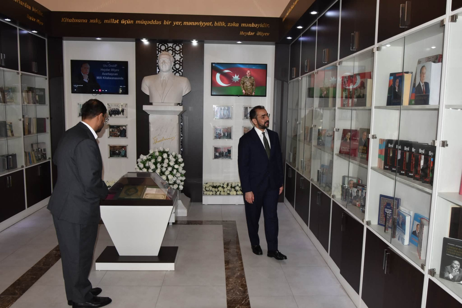 Birləşmiş Ərəb Əmirlikləri Nəşriyyatçılar Assosiasiyasının icraçı direktoru Raşid Əl-Kusu Milli Kitabxanada olub
