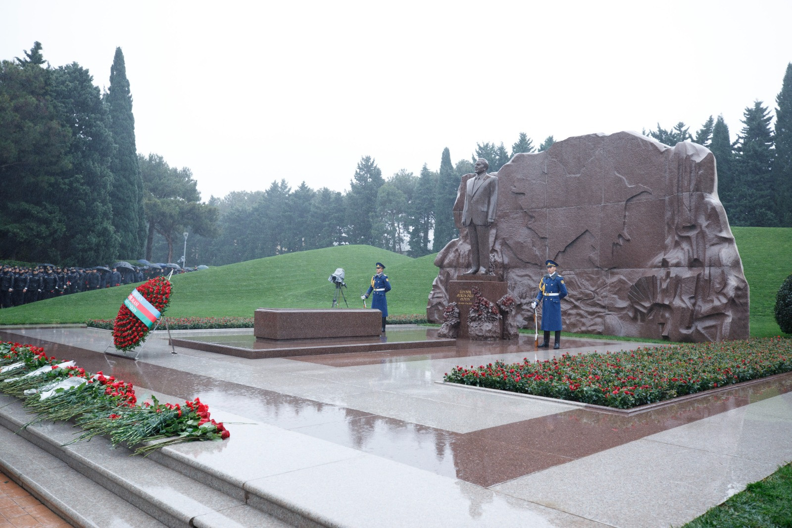 Коллектив ЗАО «AzerGold» и его дочерних компаний посетил могилу Великого Лидера Гейдара Алиева
