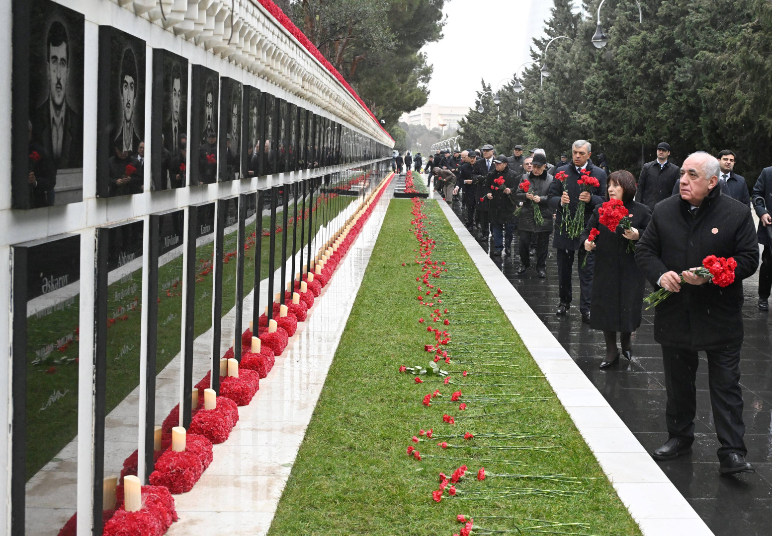 Dövlət və hökumət rəsmiləri Şəhidlər xiyabanını ziyarət ediblər -FOTO