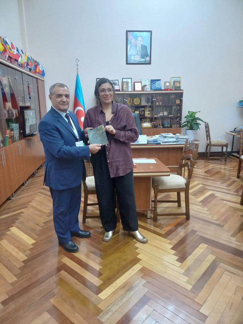 Kolumbiyanın Azərbaycandakı fövqəladə və səlahiyyətli səfiri Luis Fernando Kuartas Ayala və Kolumbiyalı yazıçılar Milli Kitabxananın qonağı olublar