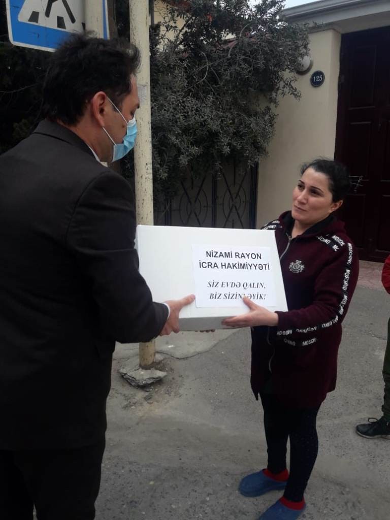 Nizami rayonunda ehtiyacı olan ailələrə ərzaq yardımının paylanılması davam etdirilir