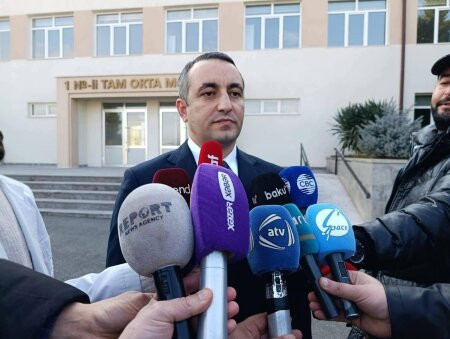 Bir sənədə qol çəkmək bu qədər çətindir? -