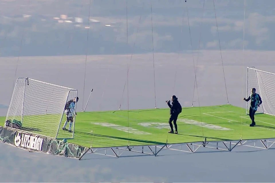 1800 metr hündürlükdə futbol oynadılar