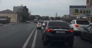 Bakıda bahalı avtomobillər qəza vəziyyəti yaradıb