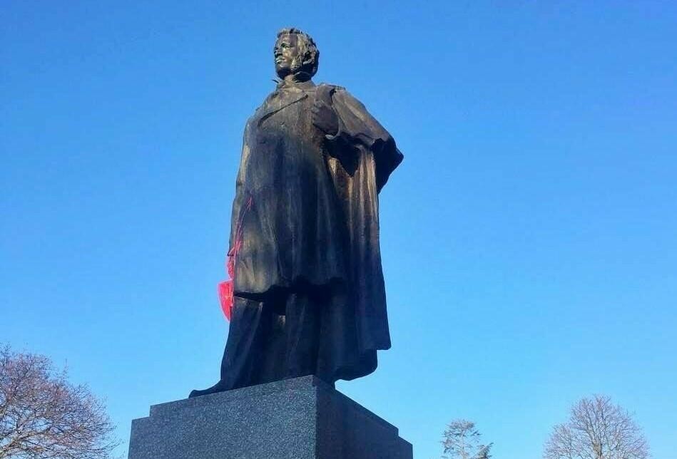 Ukraynada Puşkinin heykəli götürüldü