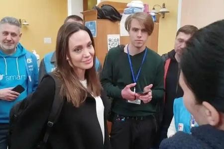 Ukraynada olan Ancelina Coli bomba sığınacağına qaçmağa məcbur oldu