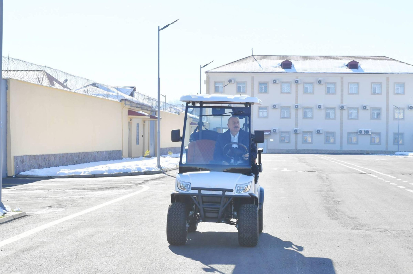 İlham Əliyev Lənkəranda yeni inşa edilmiş müasir penitensiar kompleksdə yaradılan şəraitlə tanış olub