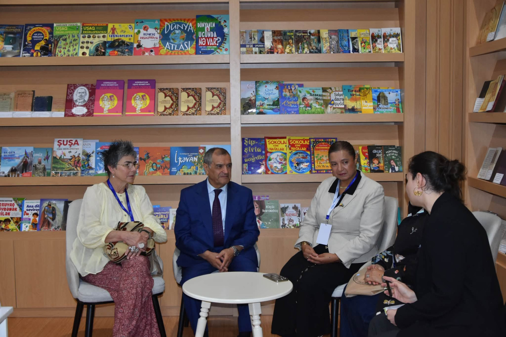 Kolumbiya Respublikasının Azərbaycandakı fövqəladə və səlahiyyətli səfiri Milli Kitabxananın direktoru, professor Kərim Tahirovla görüşüb