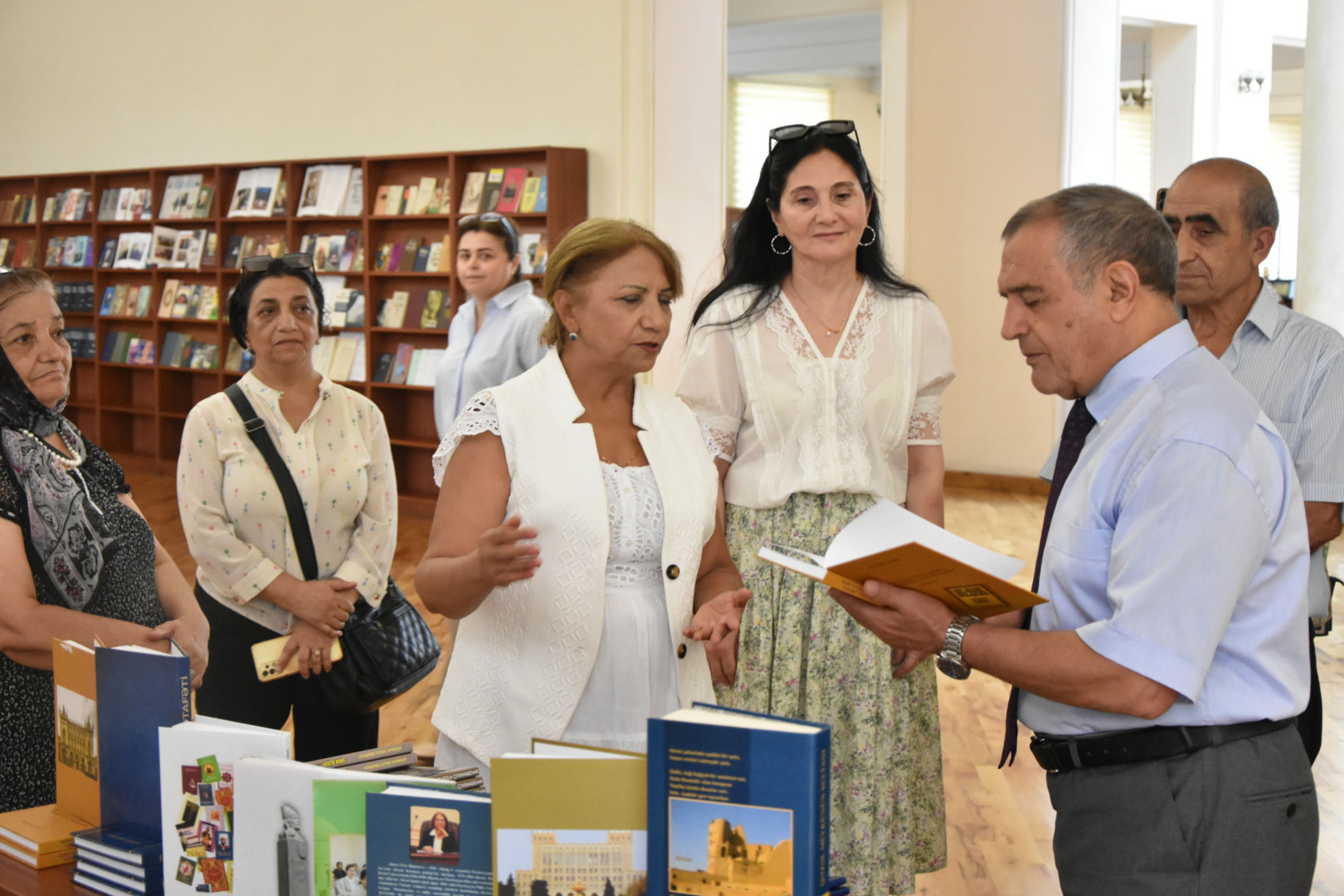 Yazıçı-publisist, professor Almaz Ülvi yeni əsərlərini Azərbaycan Milli Kitabxanasına təqdim edib