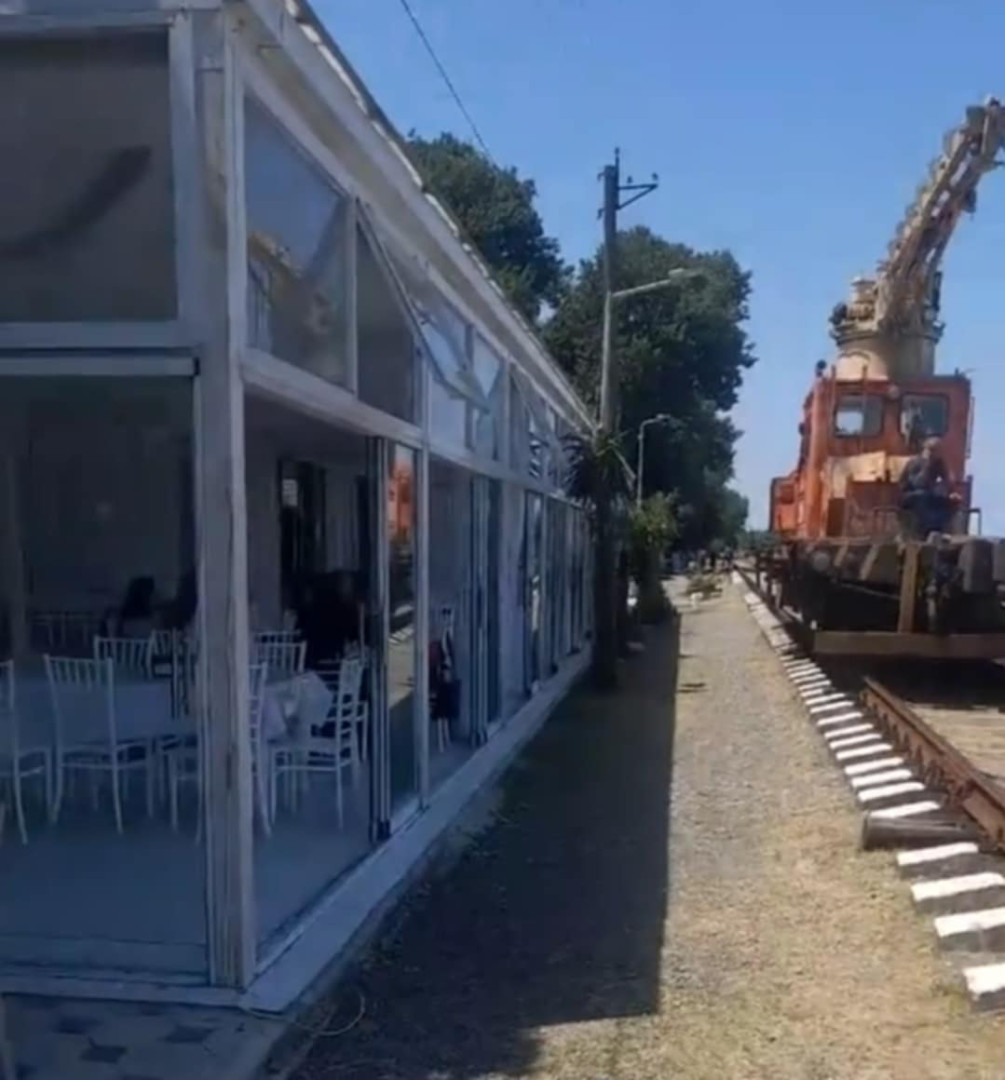 Lənkəranda dəmir yolu xəttin bir addımlığında restorana kim icazə verib?