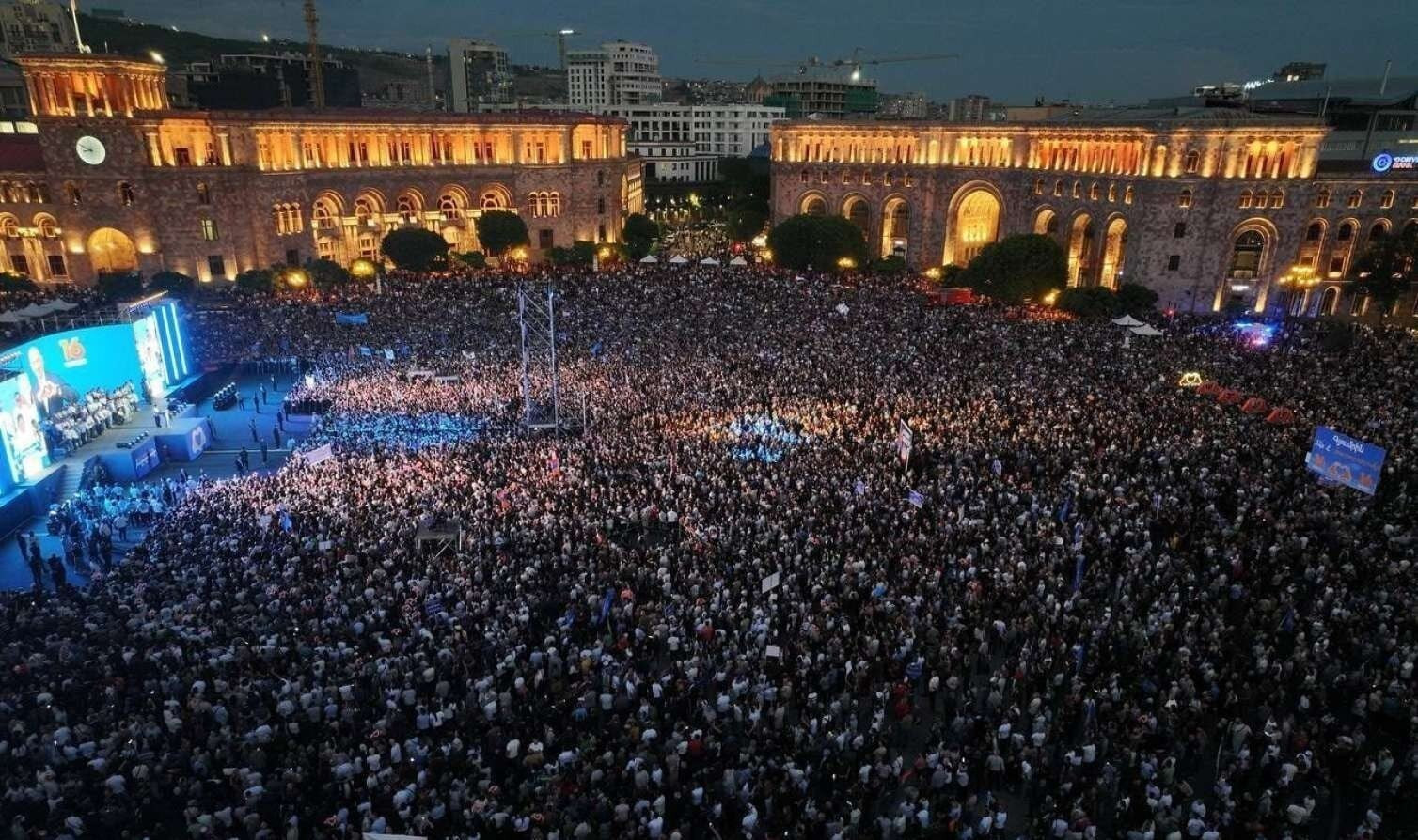 Paşinyan İrəvanda izdihamlı mitinq keçirib