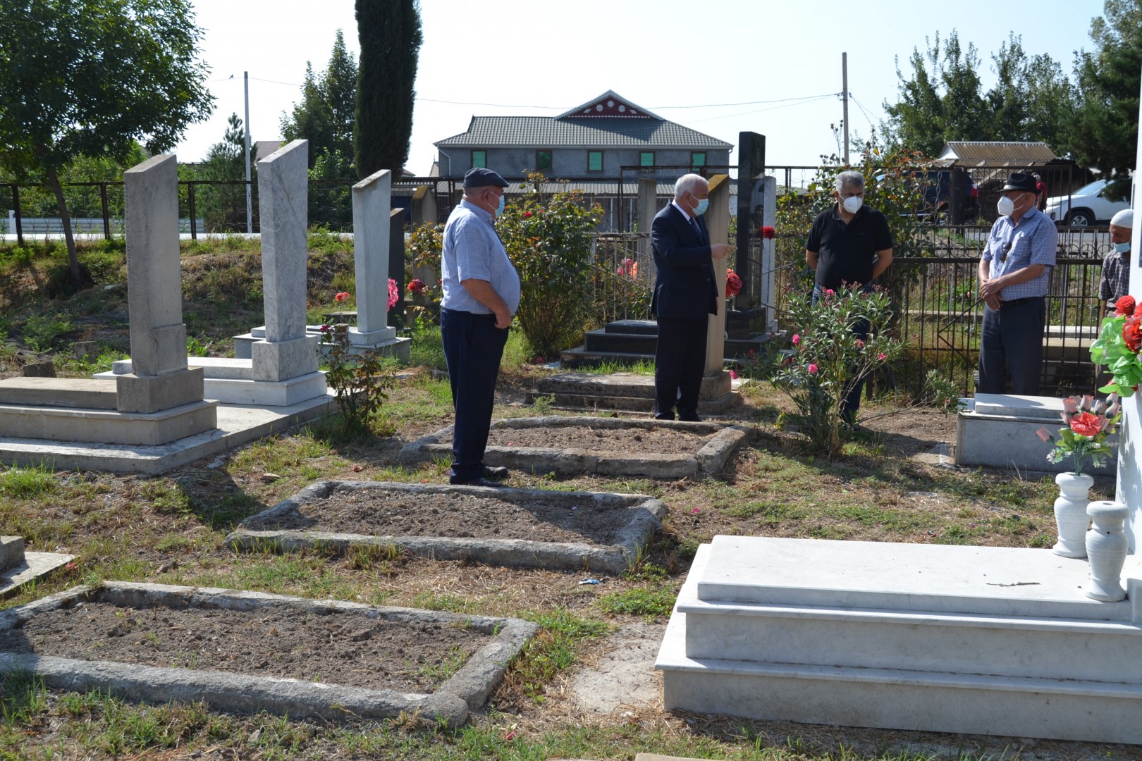 Füzuli Rayon İcra başçısı Alı Alıyev naməlum 14 şəhidin məzarının üstünün götürülməsi barədə tapşırıq verdi