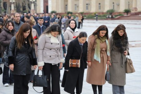 Elmi-Tədqiqat İnstitutunun kollektivi Heydər Əliyevi yad edib