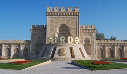 Bərdədə Cümə məscidinin yanındakı qanunsuz tikintini hansı məmur himayə edir?