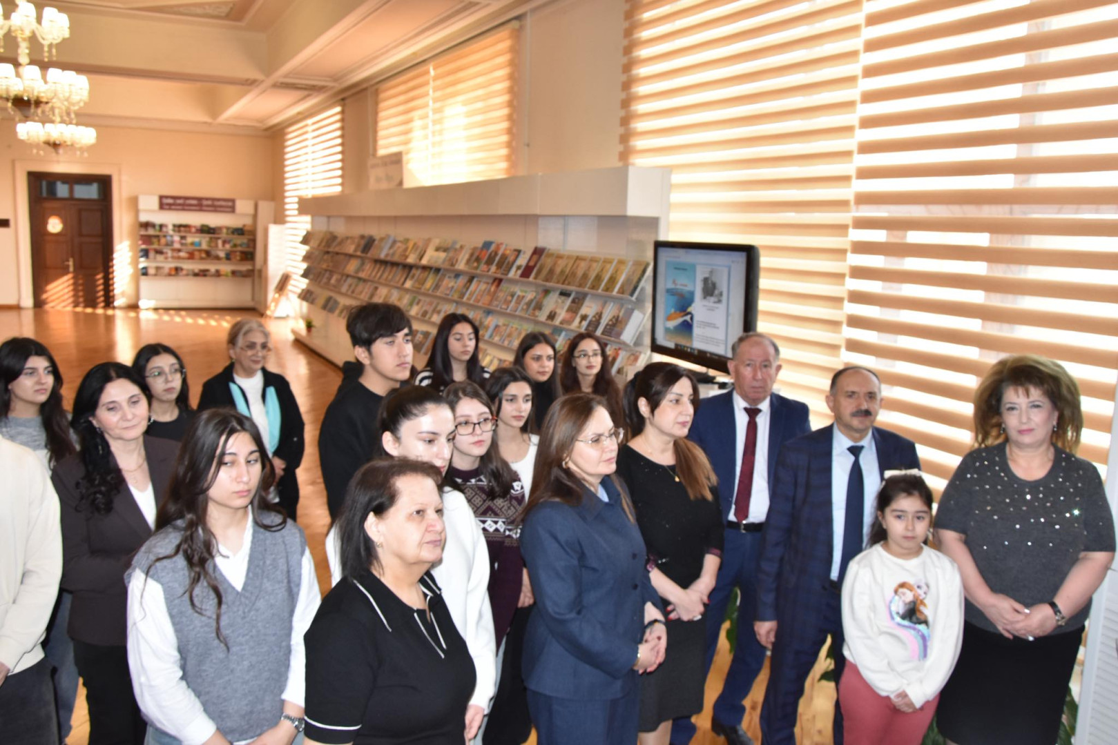 Bakı Dövlət Universitetinin müəllim və tələbə heyəti kitab sərgisini ziyarət edib