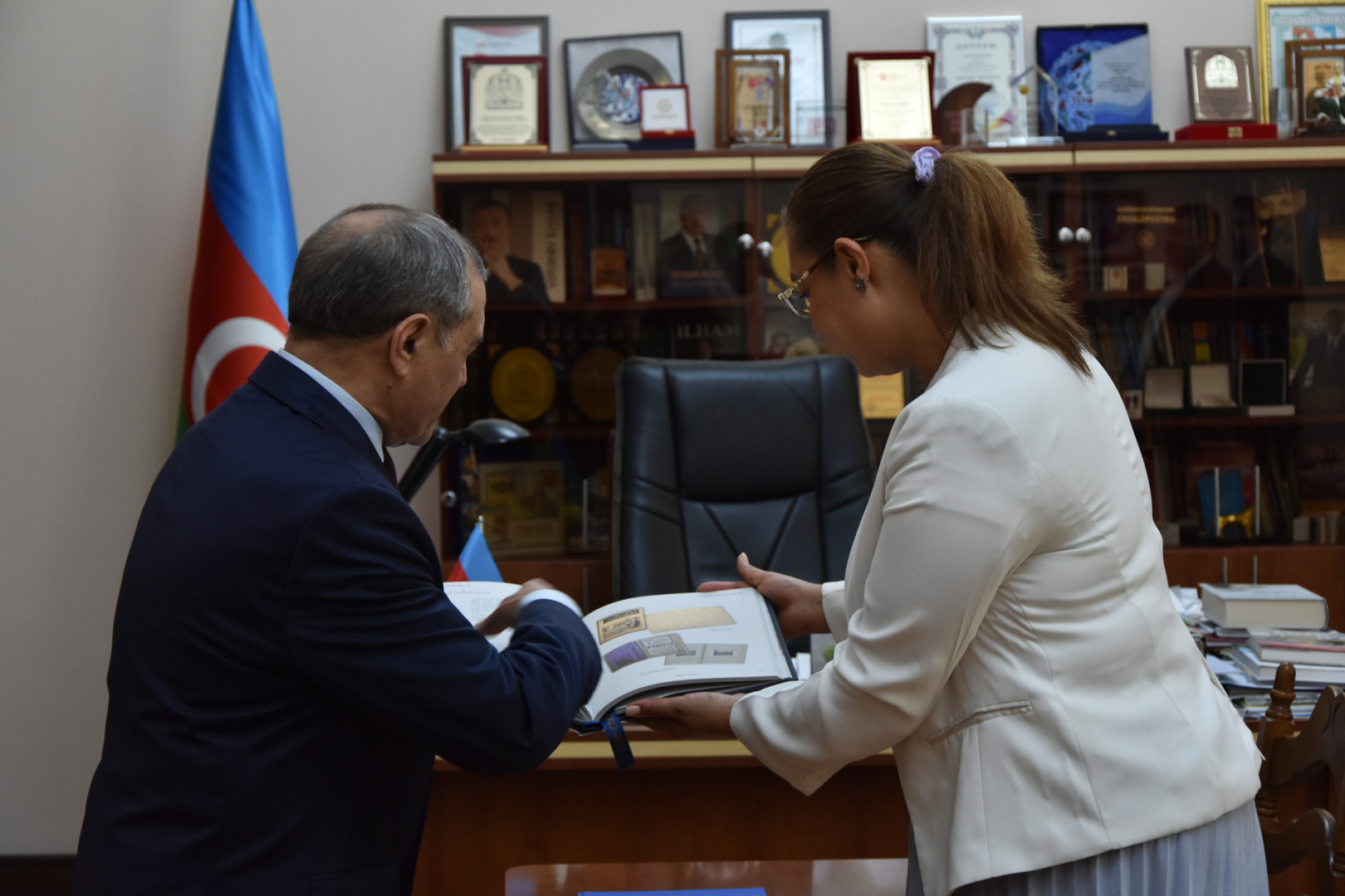 Kolumbiyanın Azərbaycandakı fövqəladə və səlahiyyətli səfiri xanım Nelsi Rakel Munar Xaramiyon Milli Kitabxananın qonağı olub