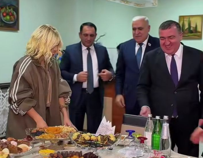 Xətai RİH başçısı və deputatların Röyanı təmtəraqla qarşılaması TƏNQİD EDİLDİ