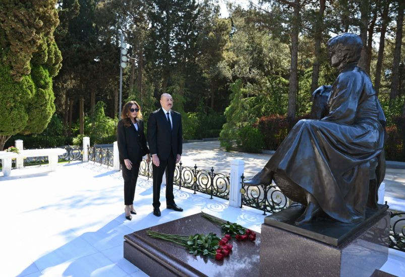 Prezident İlham Əliyev və birinci xanım Mehriban Əliyeva Fəxri xiyabanda Ulu Öndər Heydər Əliyevin məzarını ziyarət ediblər