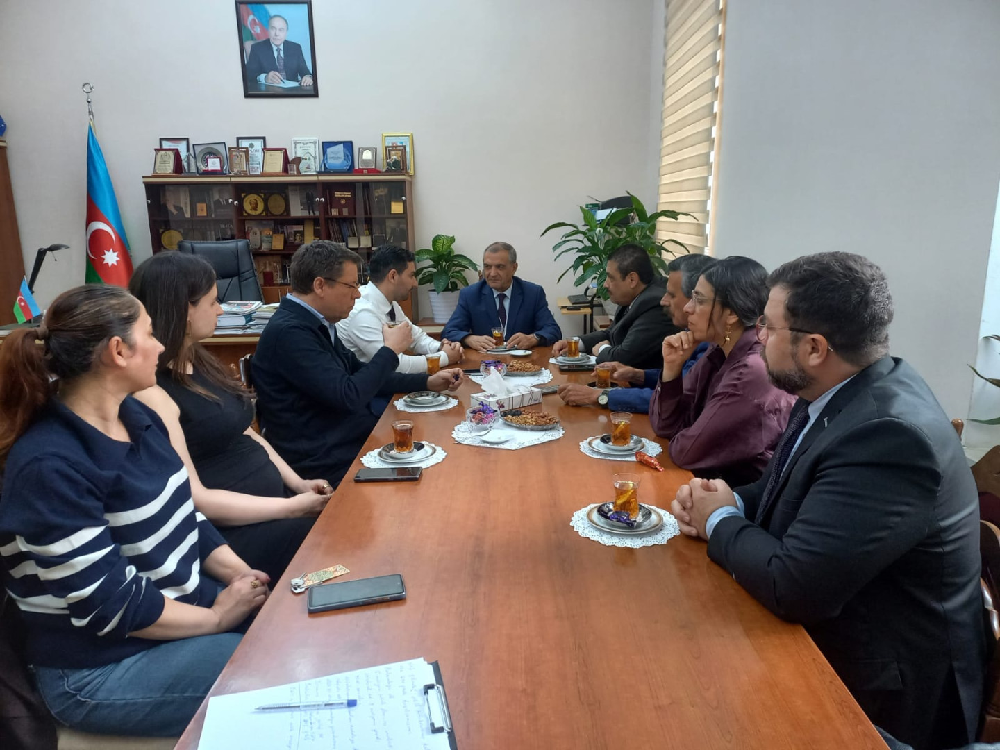 Kolumbiyanın Azərbaycandakı fövqəladə və səlahiyyətli səfiri Luis Fernando Kuartas Ayala və Kolumbiyalı yazıçılar Milli Kitabxananın qonağı olublar