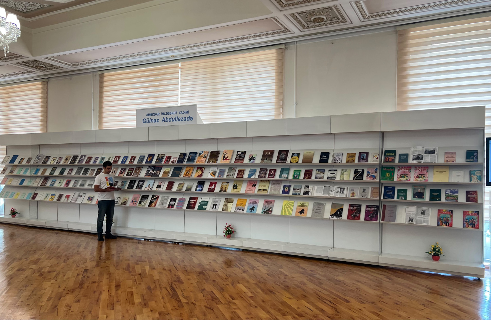 Milli Kitabxanada “Əməkdar incəsənət xadimi Gülnaz Abdullazadə” adlı ənənəvi kitab sərgisi istifadəçilərə təqdim olunub