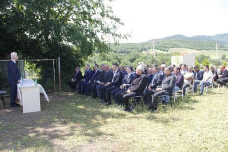 İcra başçısı kölgədə əyləşdi, vətəndaşları günün altında saxladı