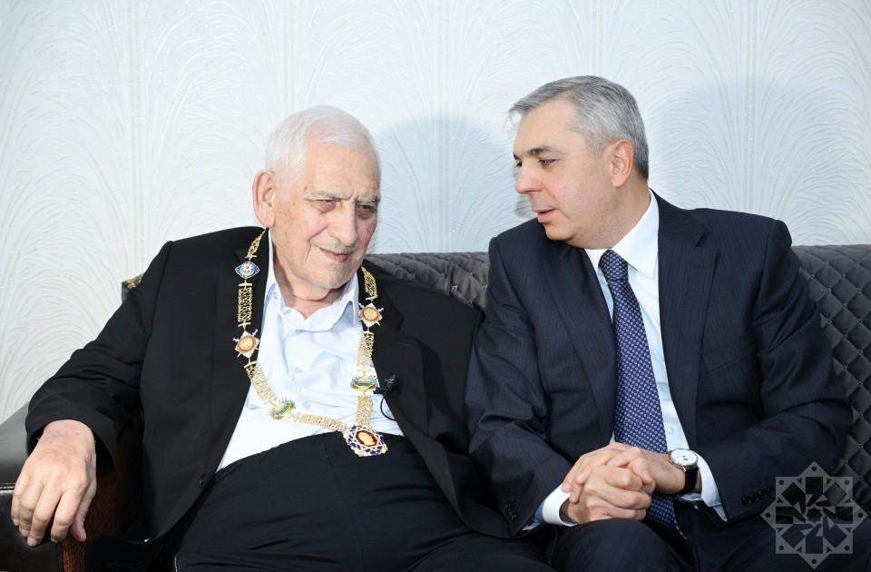 Samir Nuriyev Nəriman Həsənzadəyə “Heydər Əliyev” ordenini təqdim edib -