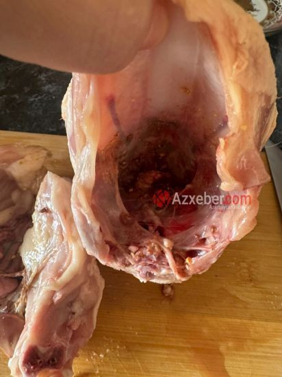Marketdən alınan toyuğun içindən görün nə çıxdı -