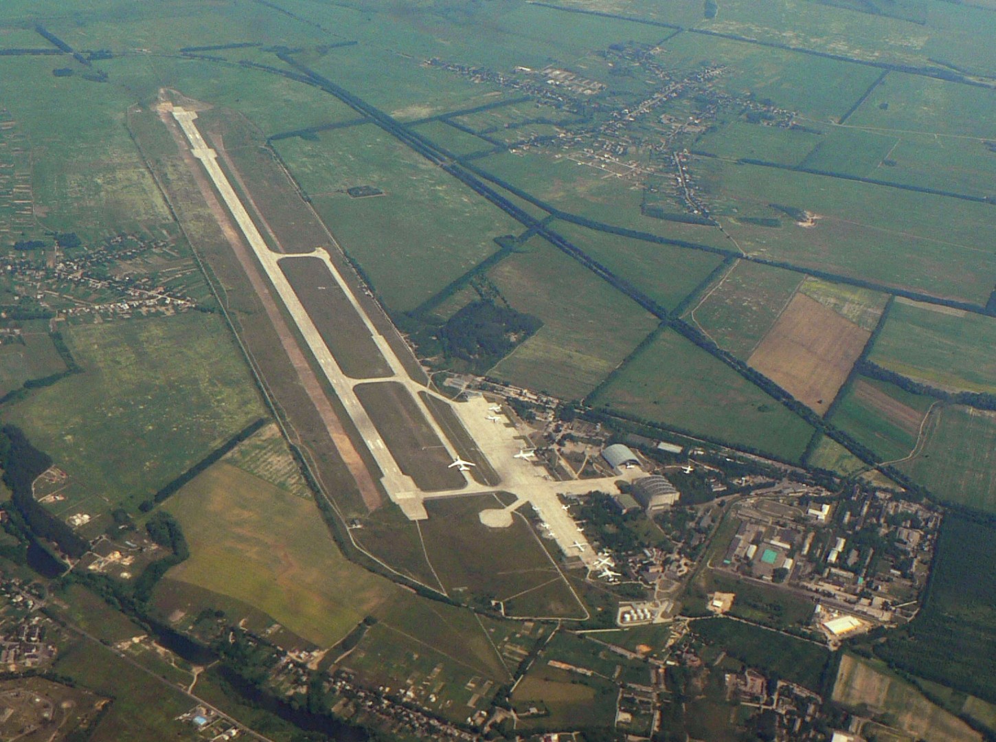 Rus qoşunu bu aeroportu ələ keçirdi: Kiyevin 10 km-liyində...