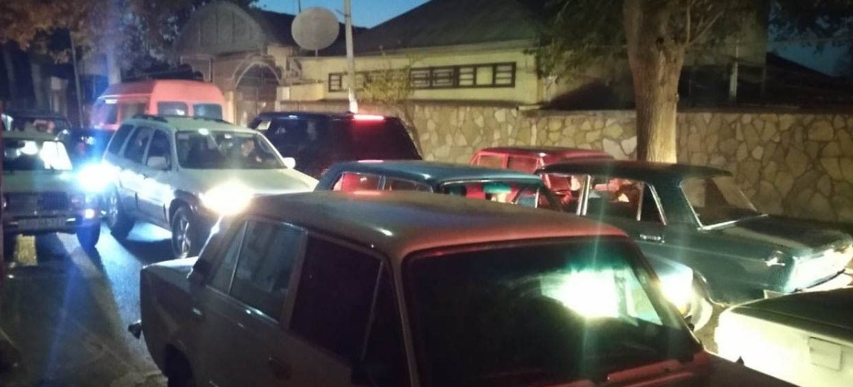 İki kişi sərxoş vəziyyətdə yolun ortasında yatdı-