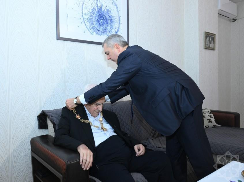 Samir Nuriyev Nəriman Həsənzadəyə “Heydər Əliyev” ordenini təqdim edib -