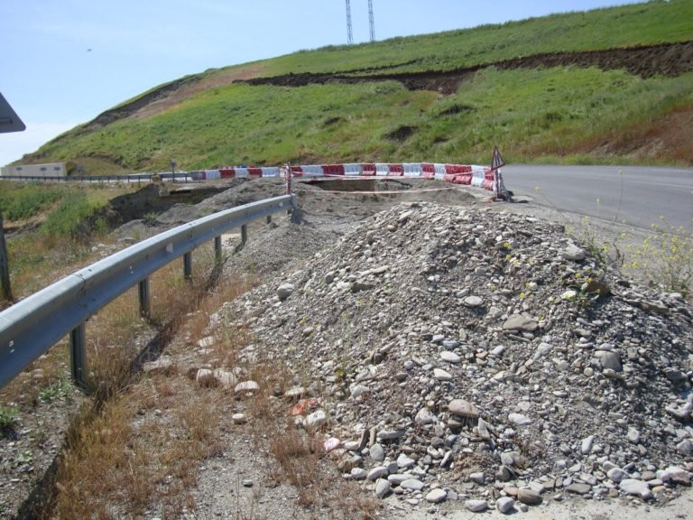 Yol çəkilişindəki kobud pozuntular fəsadını verir –Şamaxı yolunda...